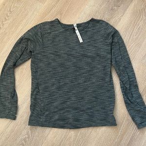 lululemon long sleeve top | size 8 | front zipper pocket and thumb holes
